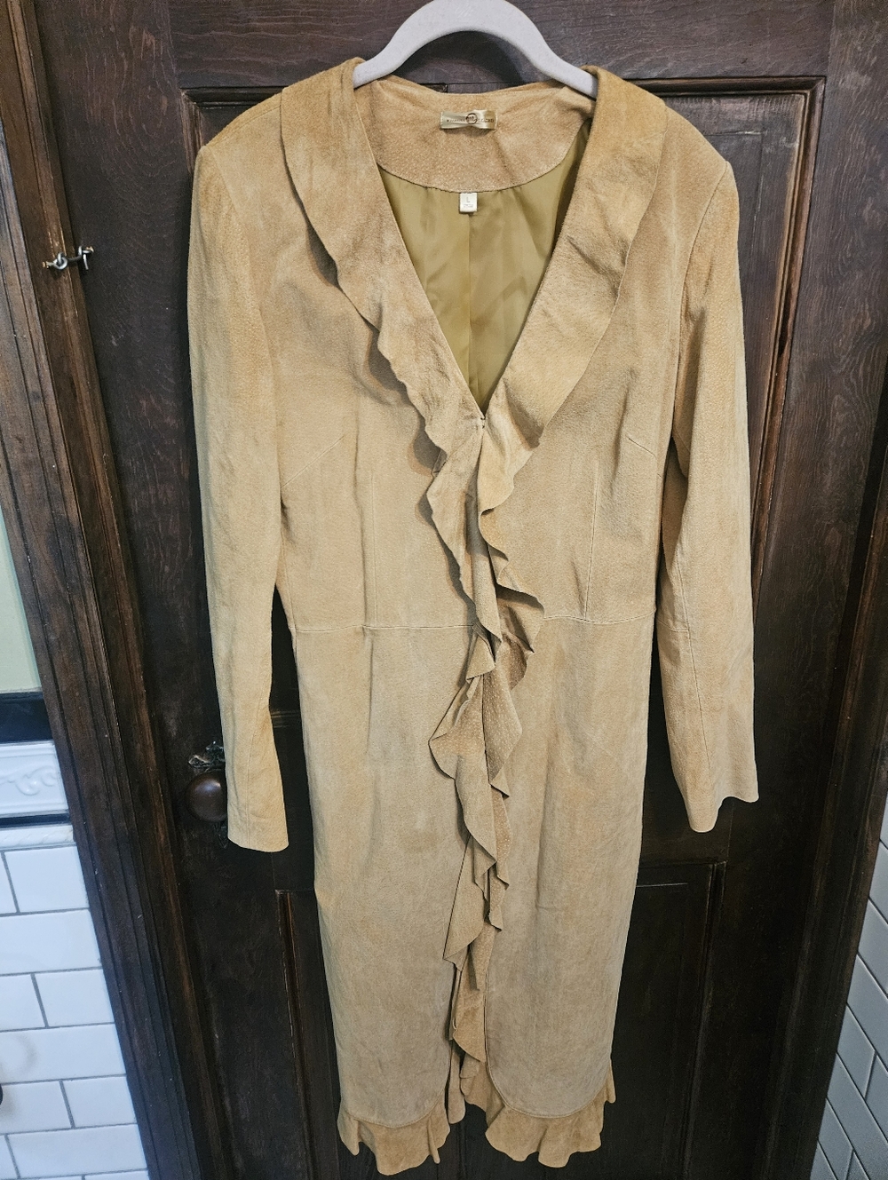 VTG.WILSONS SUEDE SPRING/FALL COAT. FITTED& LINED W/POCKETS!HOOK&EYE FASTENERS.